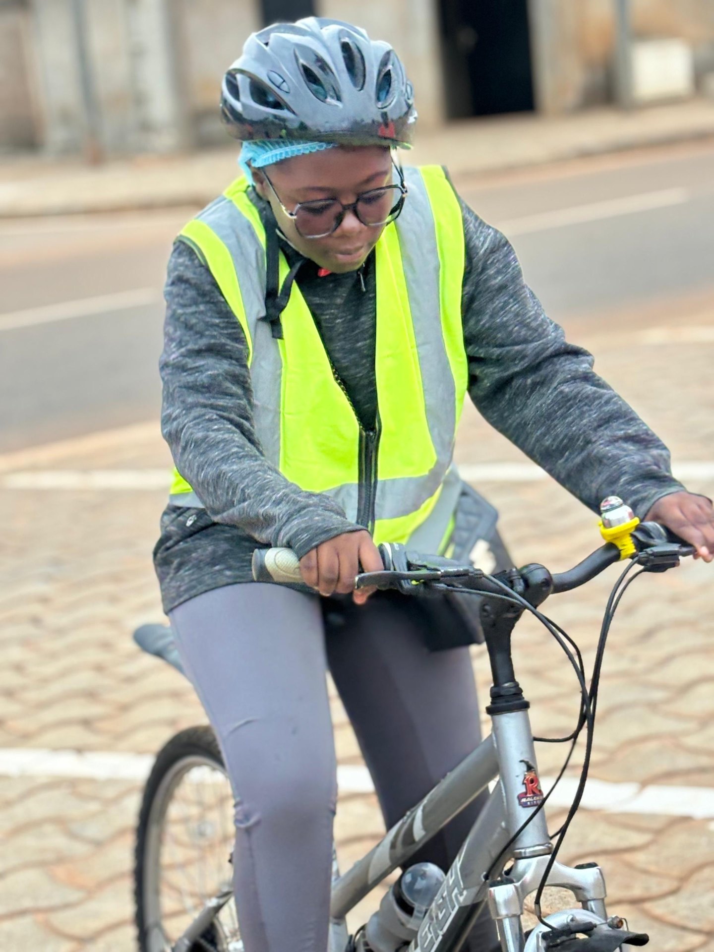Semaine 3 · Portrait rapproché d'une rideuse After6 concentrée sur son guidon