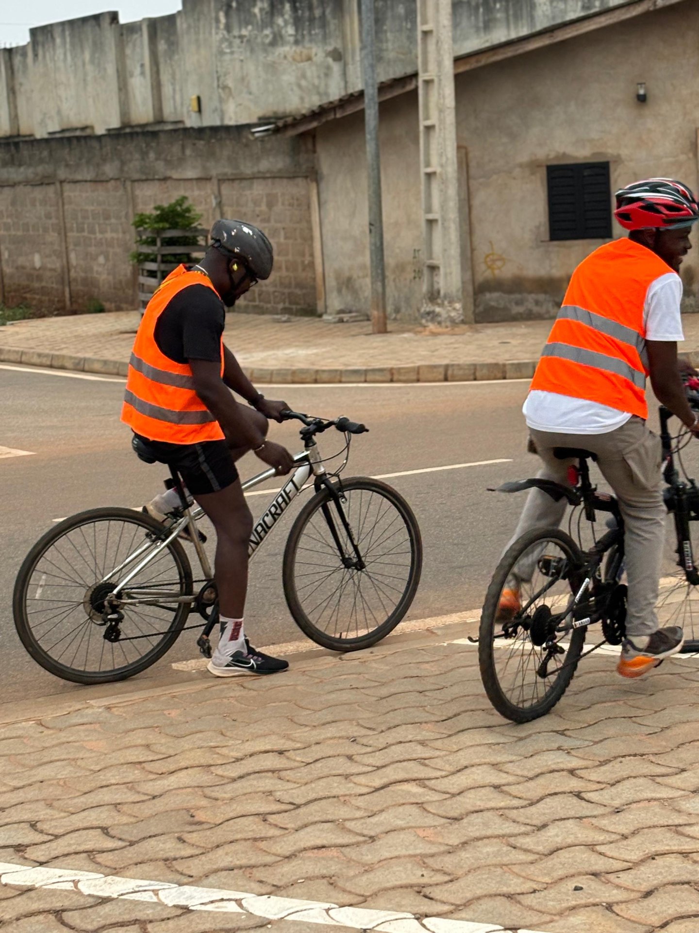 Semaine 3 · Deux riders After6 en gilets orange traversent le rond-point