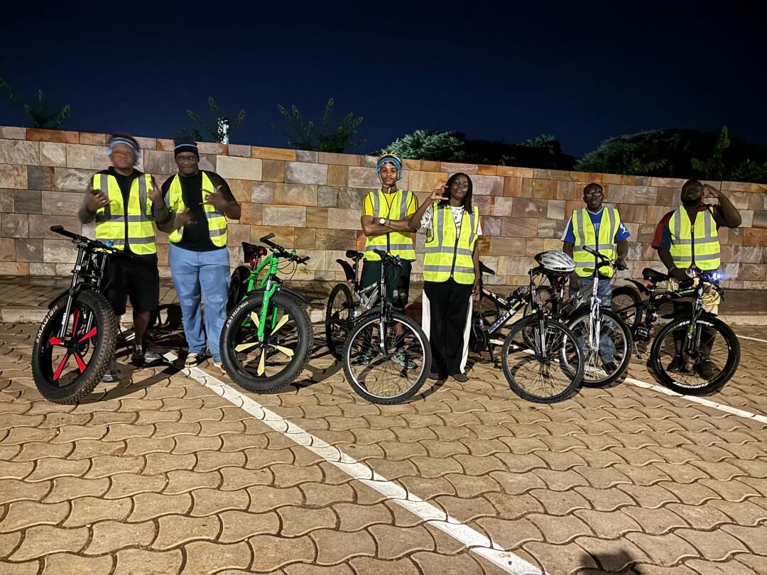 Photo de groupe After6 Riders devant le mur de pierre à Calavi