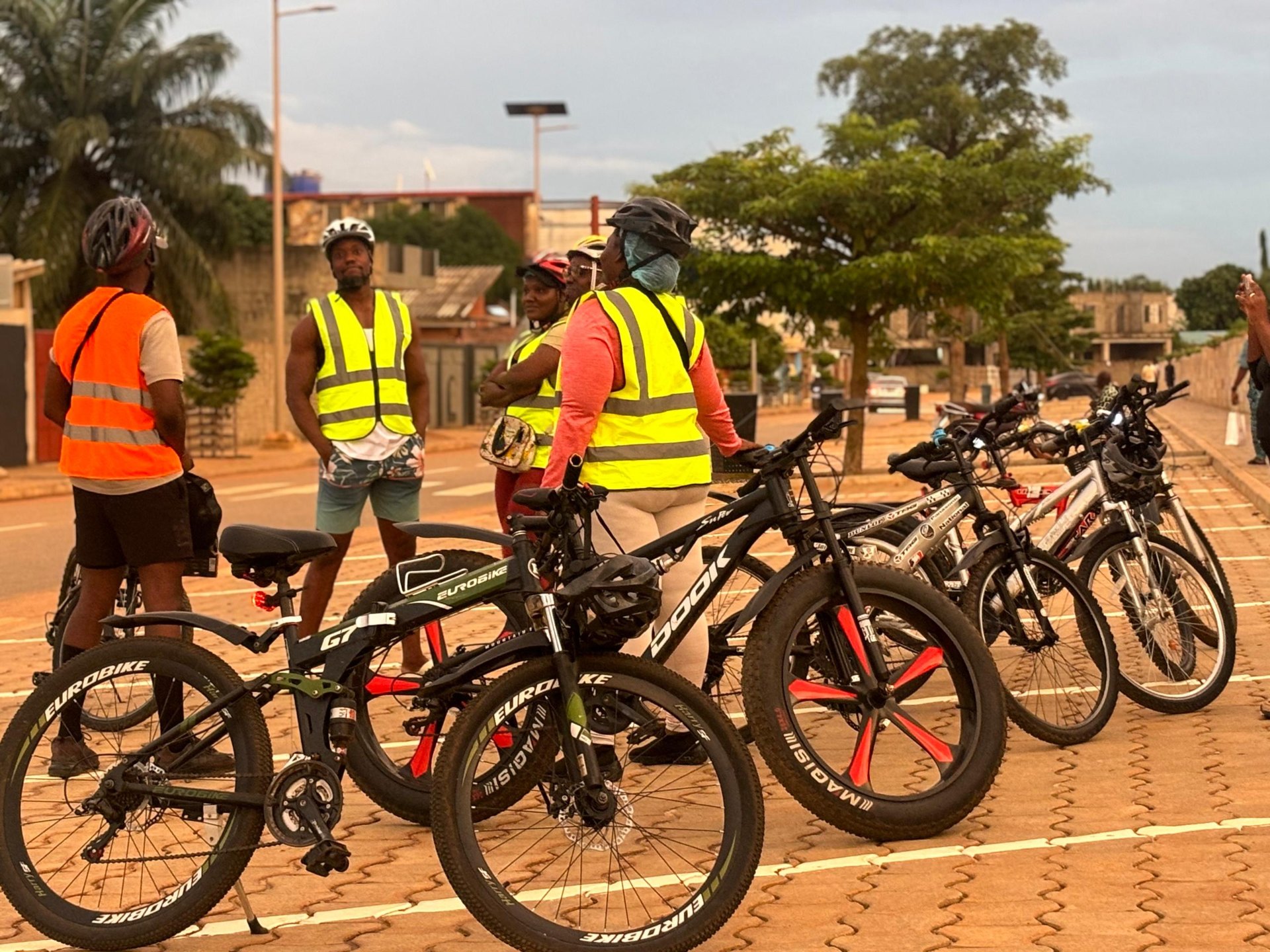 Semaine 2 · Échange entre riders After6 avant la sortie du soir