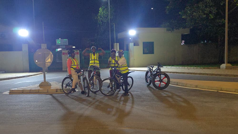 Semaine 2 · After6 Riders en gilets fluo lors d'une pause nocturne