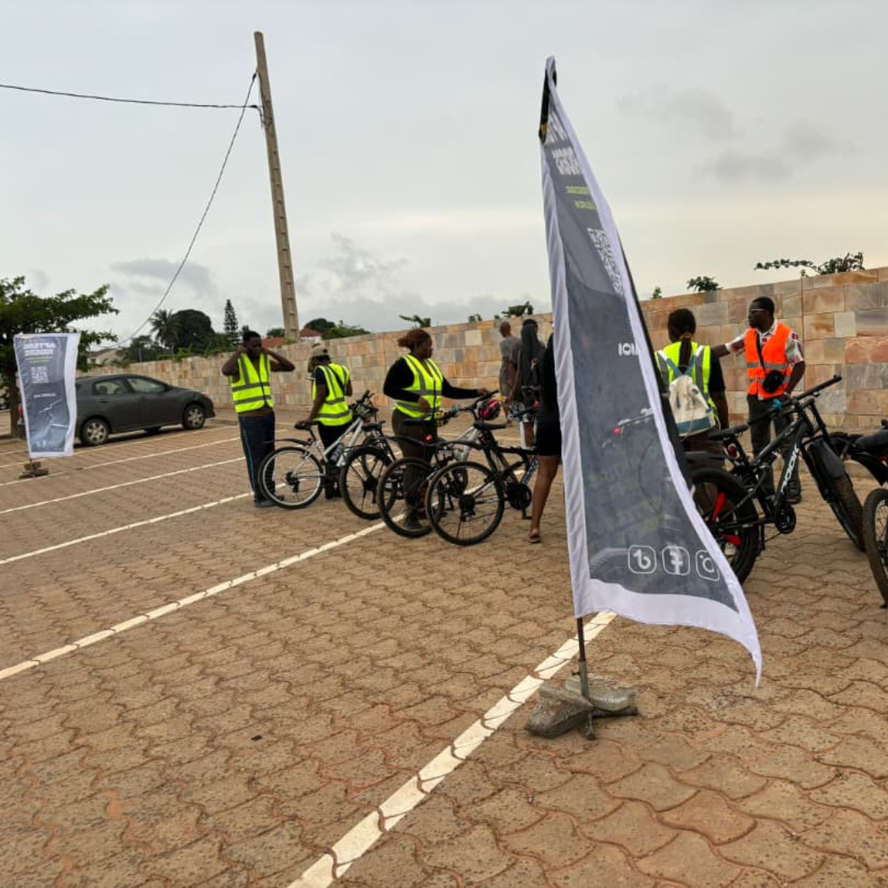 Semaine 4 · Point de rassemblement After6 avec banderoles et vélos avant le night ride