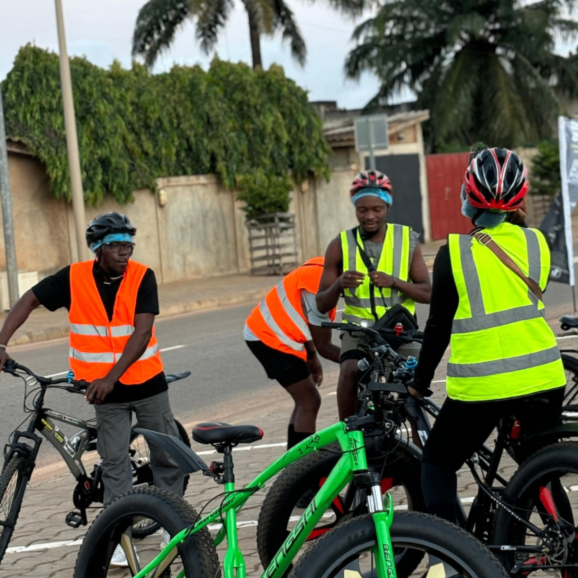 Semaine 4 · Riders After6 en gilets fluo et casques discutant autour de fat bikes