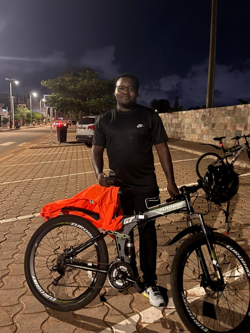 Semaine 2 · Rider After6 posant avec son vélo pliant avant le départ nocturne