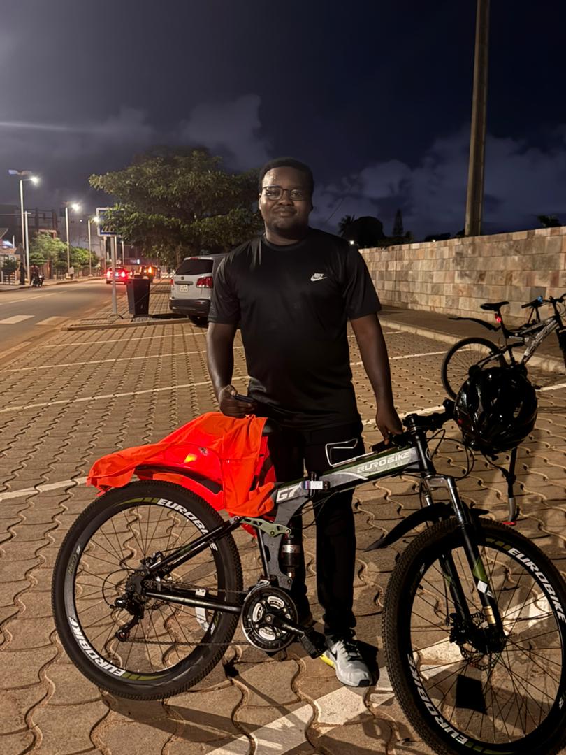Semaine 2 · Rider After6 avec gilet fluo orange et vélo Eurobike à Calavi