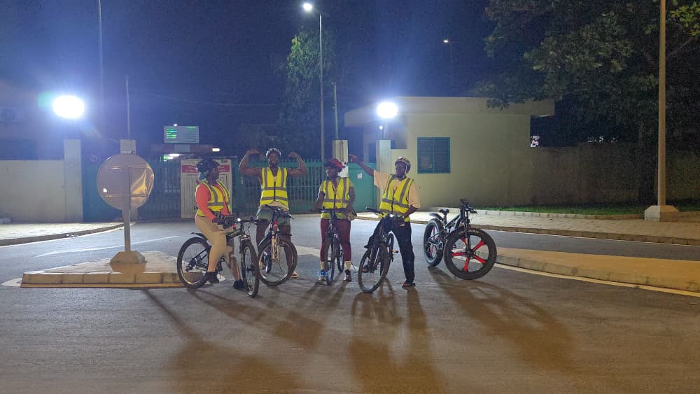 Semaine 2 · Pose nocturne du crew After6 Riders sous les lampadaires de Calavi