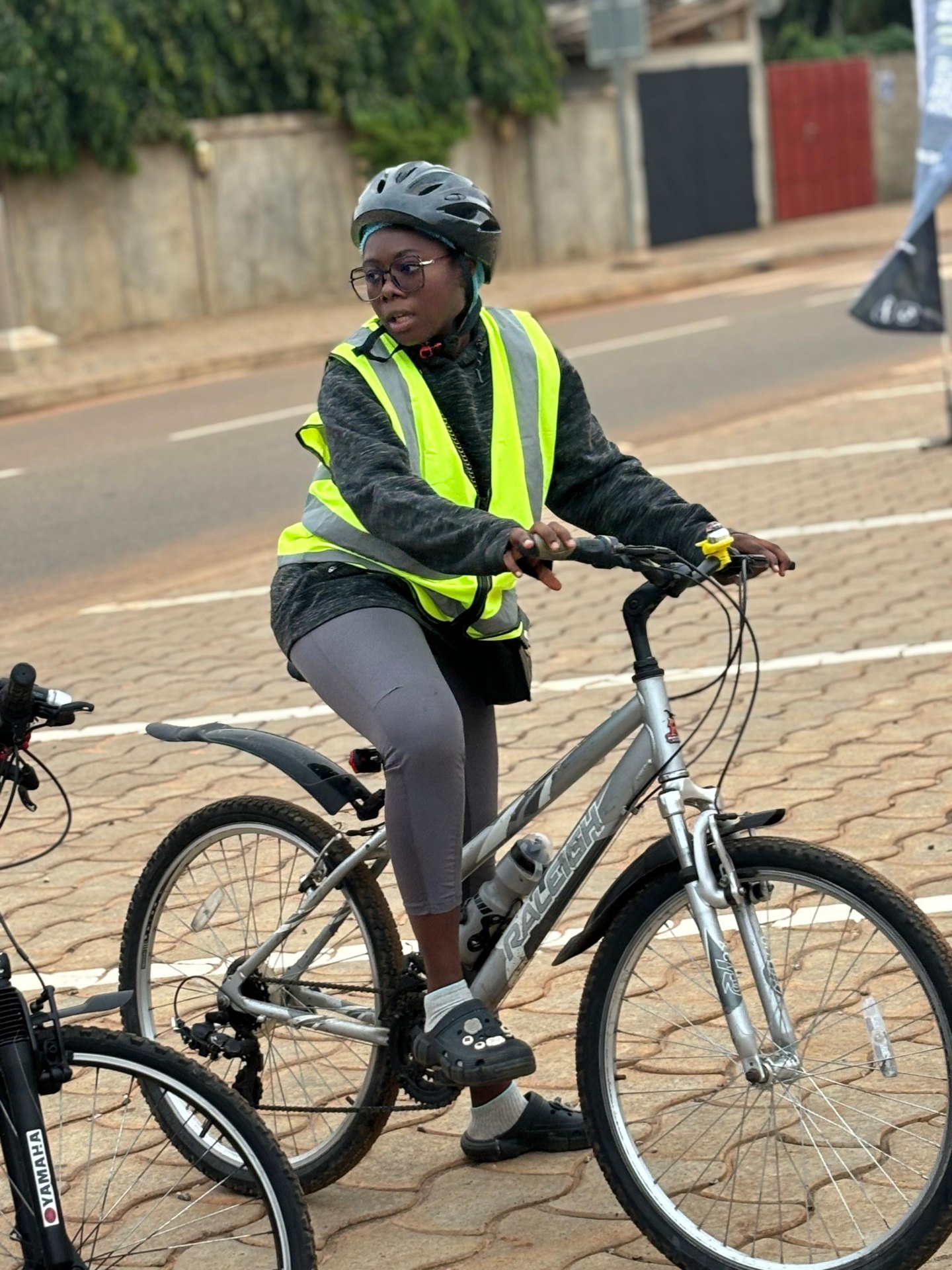 Semaine 3 · Rideuse After6 en gilet fluo sur son Raleigh au départ