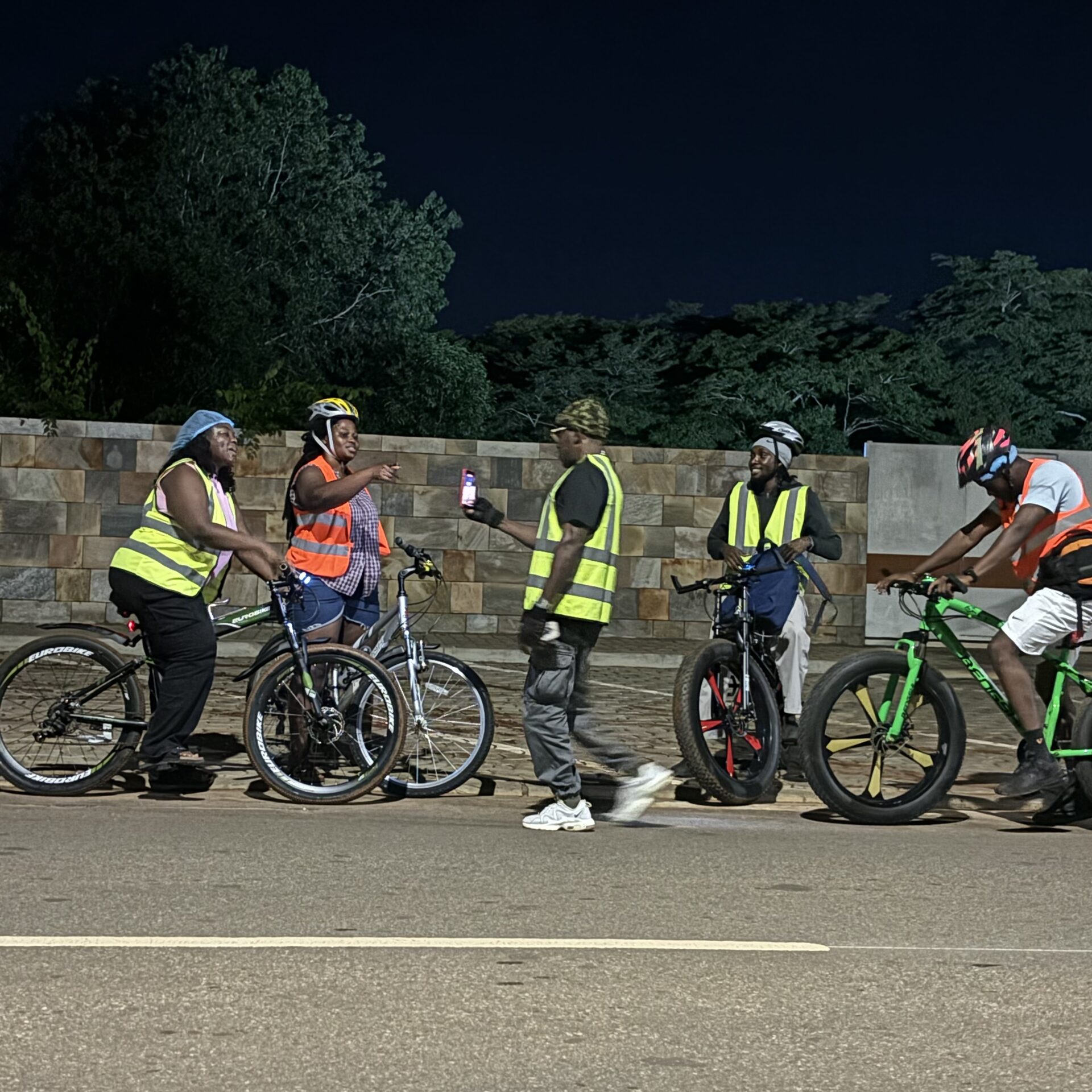 Riders After6 réunis avant le départ du ride hebdomadaire