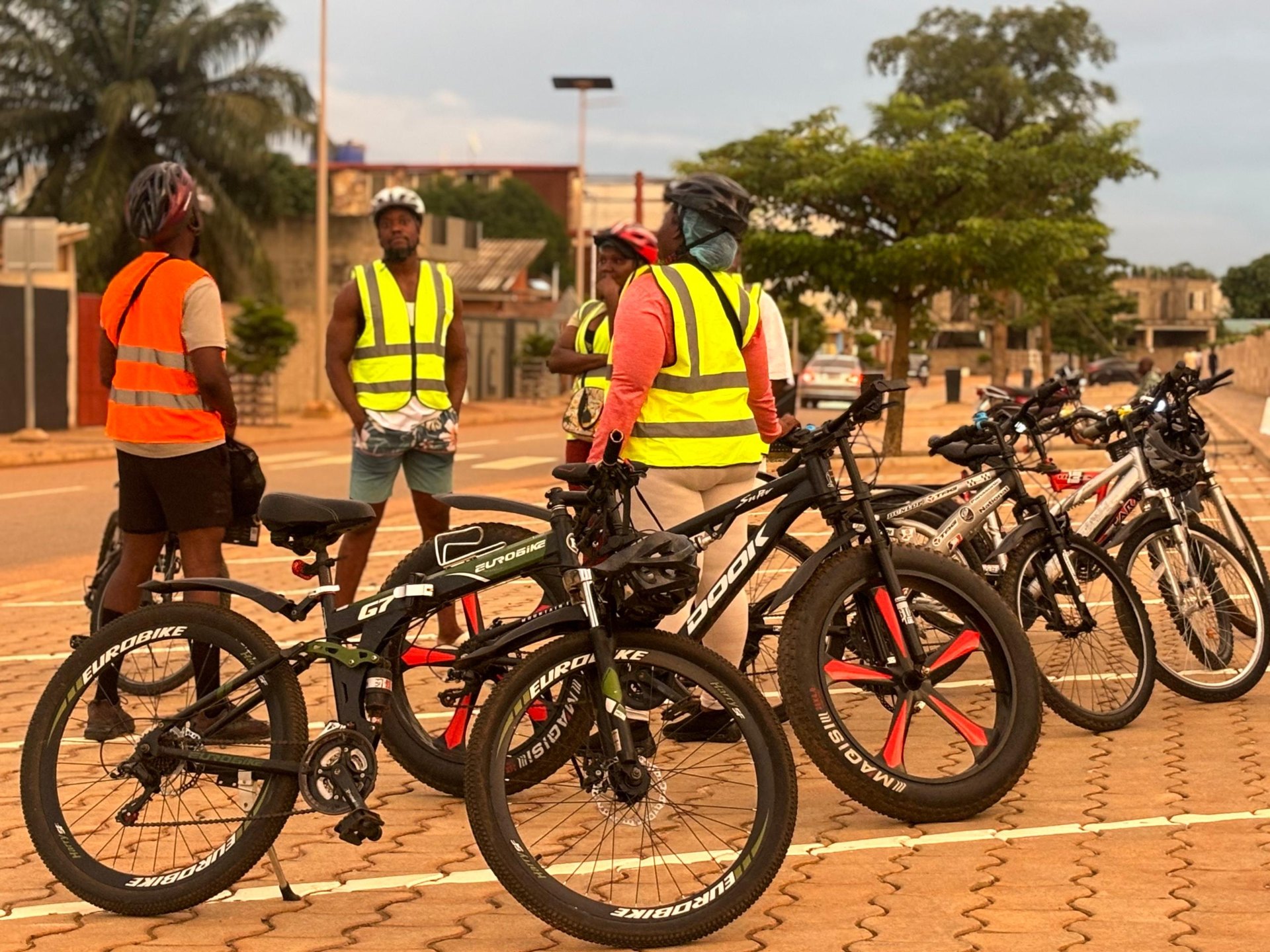 Semaine 2 · Vélos alignés et crew After6 prêts pour le night ride