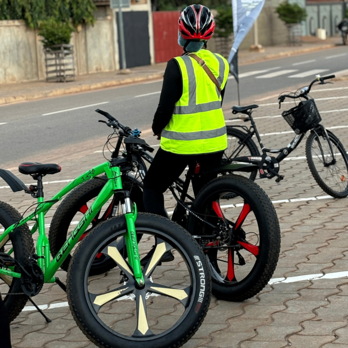 Semaine 4 · Rideuse After6 de dos avec fat bikes verts au premier plan à Calavi