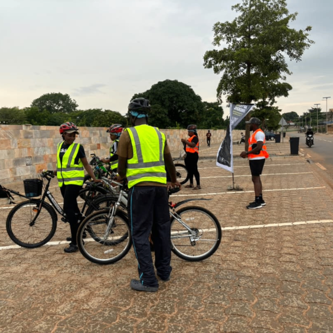 Semaine 4 · Crew After6 préparant les vélos et briefant les participants avant le départ