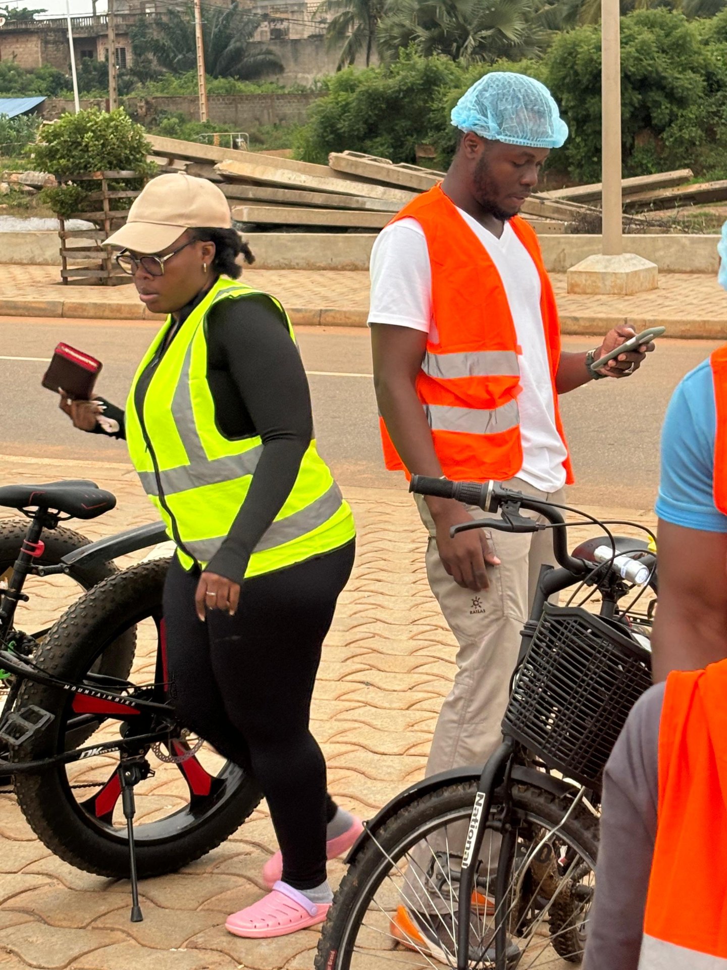 Semaine 3 · Rideuse et rider After6 côte à côte avec leurs vélos avant le départ
