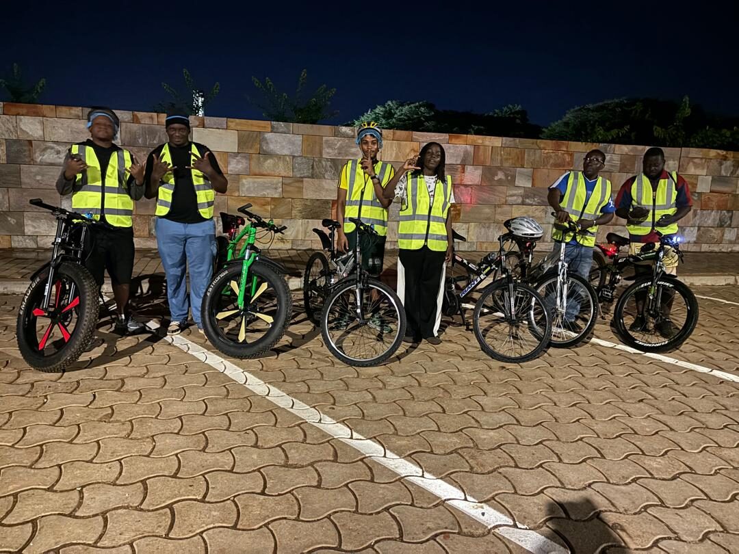 Crew After6 Riders prête pour la sortie hebdomadaire de Calavi